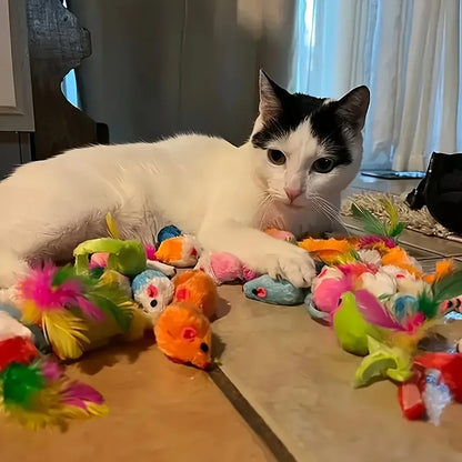 Gemischtes Katzenspielzeug-Set, 56 Stück/28 Stück/14 Stück. Eine Kombination aus verschiedenen Plastik- und Plüschtieren, geeignet für mehrere Katzen zum Spielen